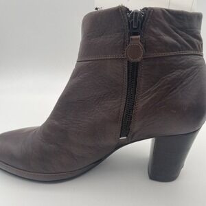Clarks 87391 Artisan Brown Leather Button Side Zipper Bootie size‎ 9.5